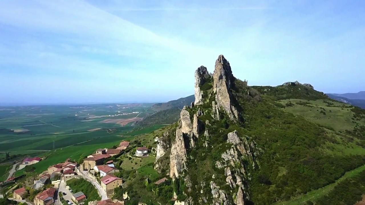 Cellorigo, La Rioja: uno de los pueblos más singulares de España por su localización. Está situado entre los montes Obaranes y la gran llanura de La Rioja.