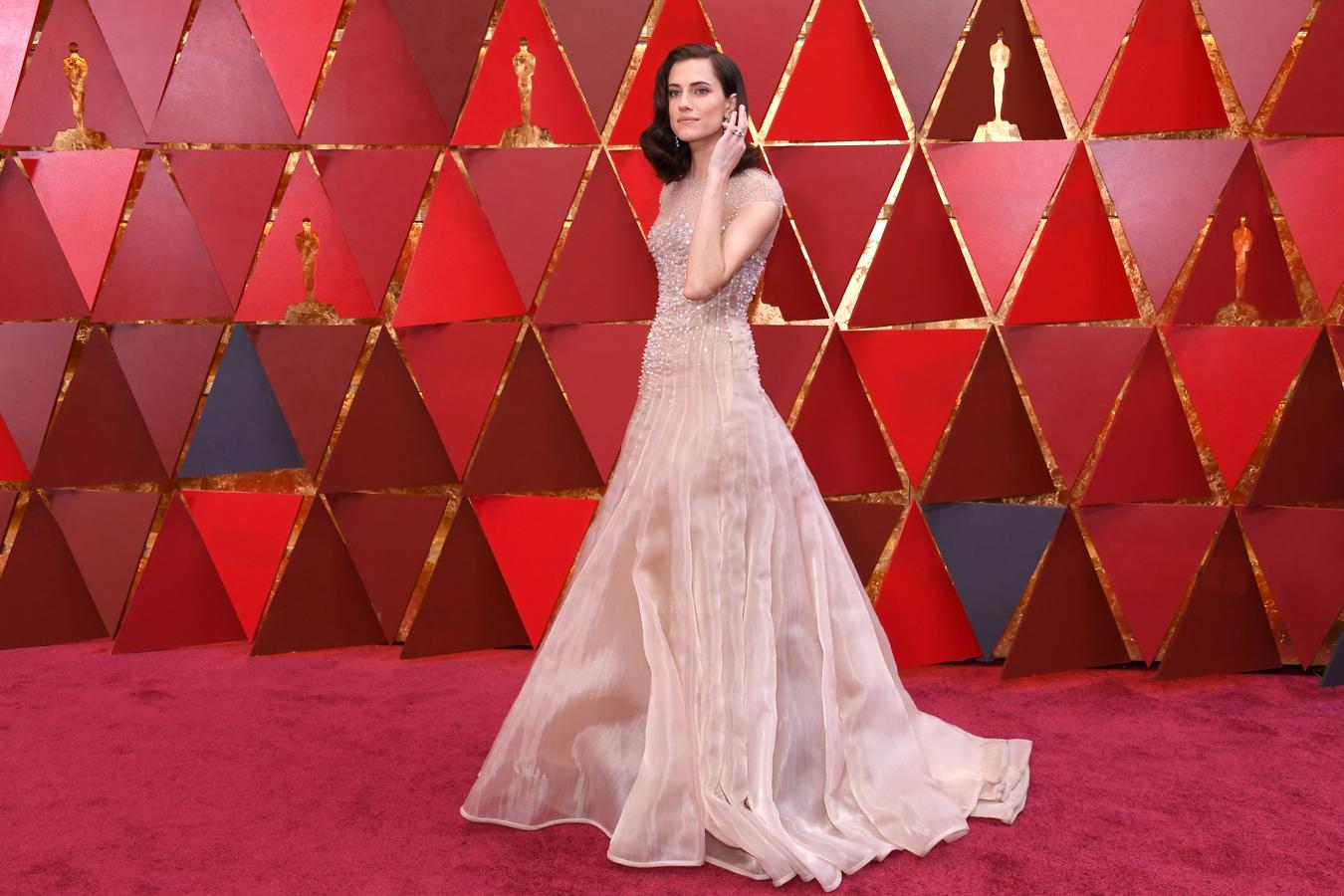 La elegancia más clásica estuvo muy presente en la alfombra roja de los Oscar con Allison Williams, que parecía una princesa con un Armani Privé nude.