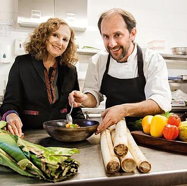 Sabores amazónicos. Pedro Miguel Schiaffino en su restaurante AmáZ, con la chef Pilar Latorre, embajadora de la cocina peruana. Ensalada de palmito y palta (aguacate); arriba, caracoles.