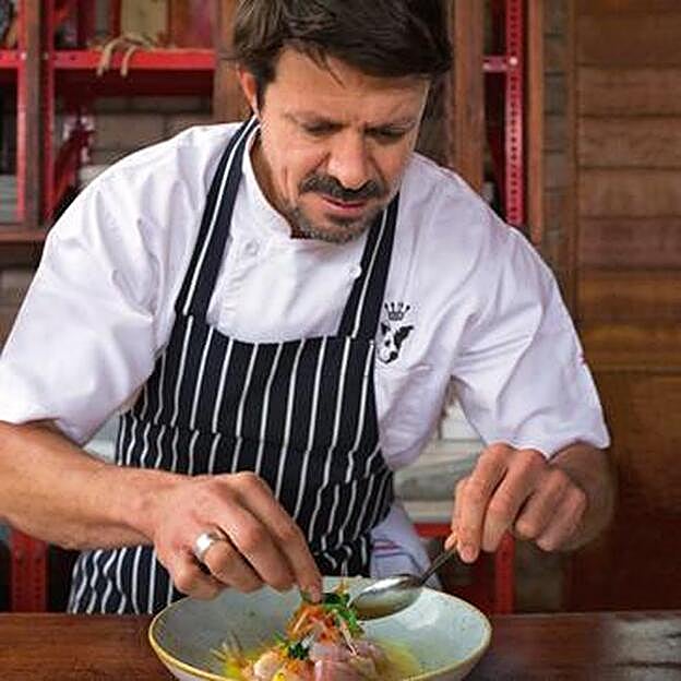 Sabores revisitados. Rafael Osterling prepara ceviche en el restaurante El Mercado.