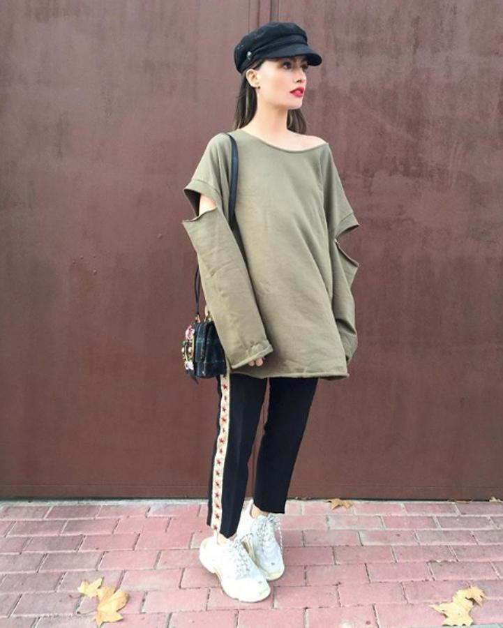 Ángela Rozas, más conocida como Madame de Rosa, con un look "chandalero", boina y deportivas Balenciaga.