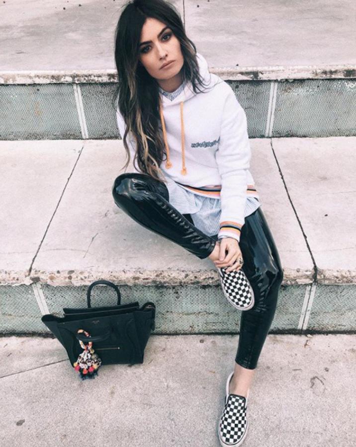 Ángela Rozas es muy fan de llevar deportivas con sus looks. Ene ste caso unas Vans bicolor.