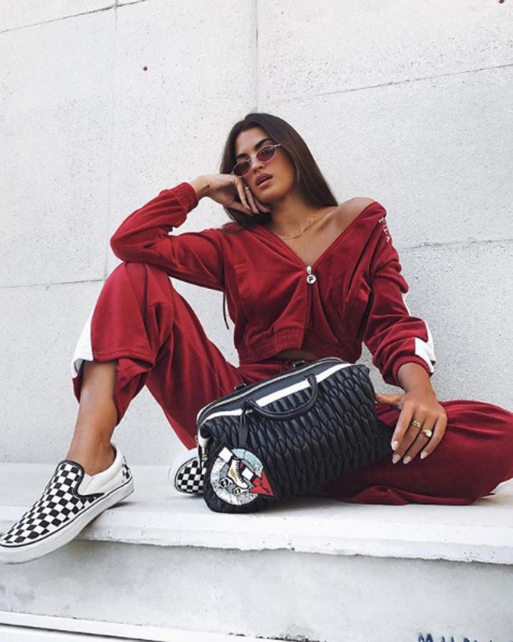 La influencer Marta Lozano con deportivas Vans bicolor. Este look se cuela entre nuestros favoritos por todo el glamour que desprende. ¡Así sí!