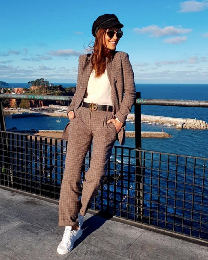 ¡No nos puede gustar más! Traje de cuadros con deportivas blancas. Paula Echevarría sí que sabe...