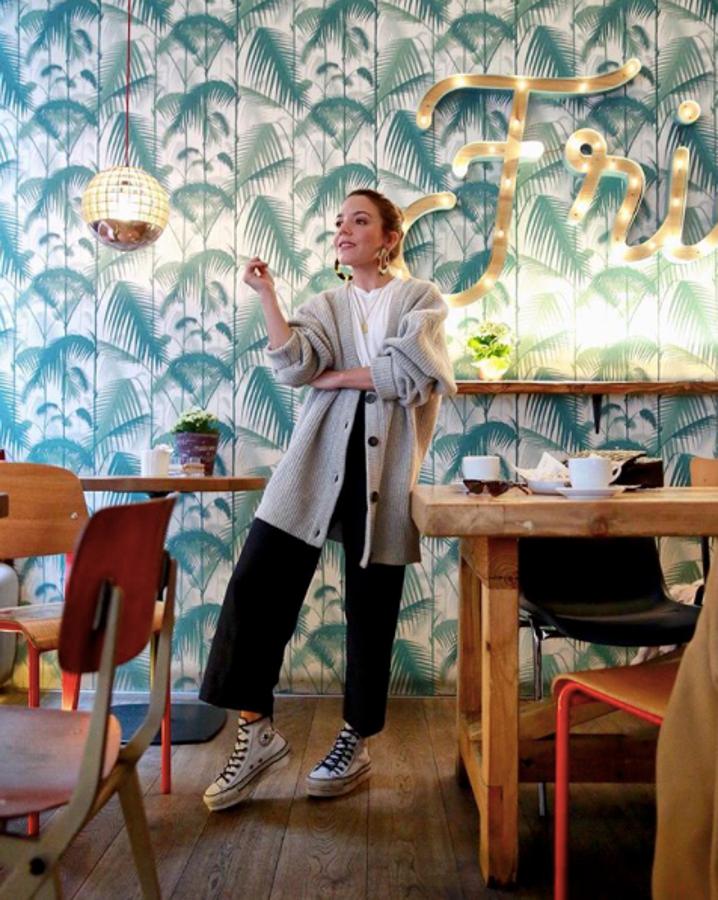 Paula Ordovás con Converse altas. Las combina con pantalones de pata de elefante.