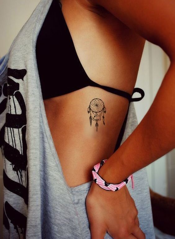 Inspírate con estos treinta tatuajes para hacerte en el costado. Dibujos, palabras, frases... ¡Cualquier cosa que signifique mucho para ti!