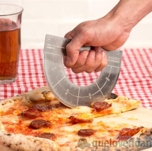 Cortador de pizza con forma de transportador de quelovendan: 14 euros.
