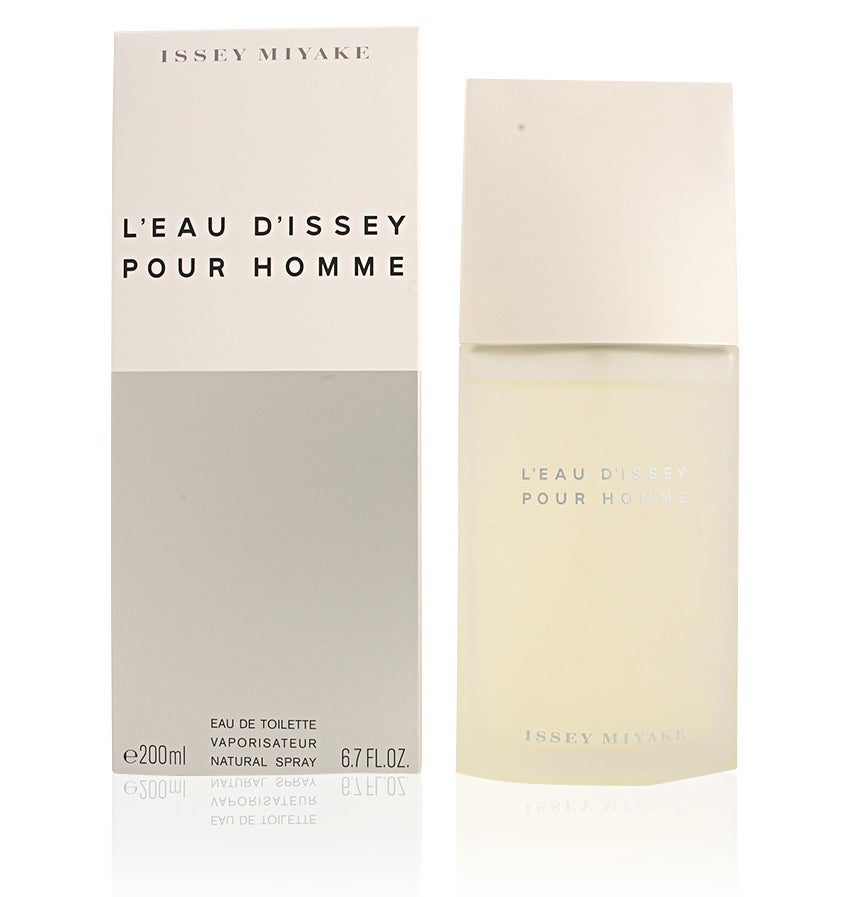 L’eau D’Issey Pour Home de Issey Miyake. Fresca y vanguardista, seduce con notas cítricas exóticas y en el corazón, un toque floral. (33,17€, EDT 75ml, en Perfume’s Club)