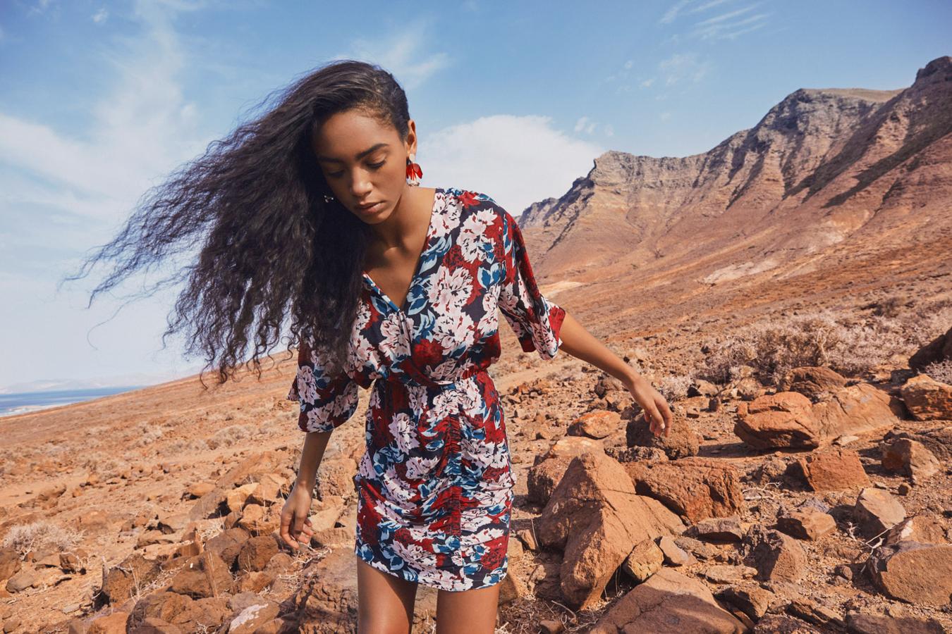 Los drapeados se unen a los estamapados para crear los looks más alegres y primaverales, como demuestra este vestido