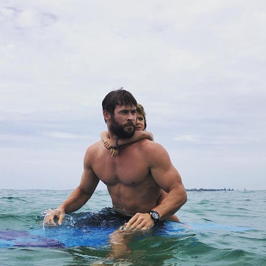 Es el más joven de este pack de padre sexys, pero no el menos entregado: Hemsworth (34 años) ha anunciado que va a tomarse unas largas vacaciones para dedicarse por entero a su familia. Casado con Elsa Pataki y padre de India Rose (6 años) y los mellizos Tristan y Sasha (4 años), es un loco del surf y la playa. Elsa, qué lista eres.