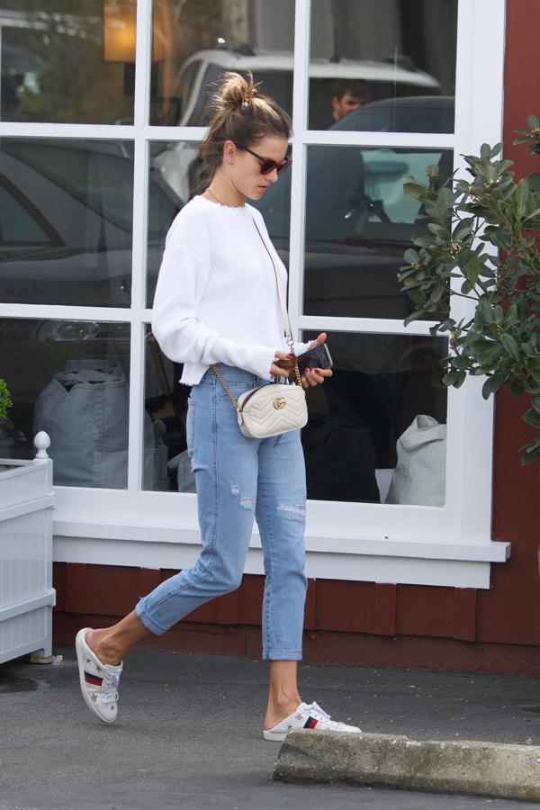 Alessandra Ambrosio nos inspira con este sencillo, pero ideal, look 'efforless chic' que hemos conseguido copiar en versión barata en Zara, Mango, Lefties y Stradivarius.