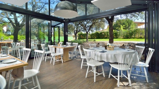 Escapa del ajetreo de la ciudad de Madrid gracias a la terraza Cabaña Marconi, situado en Alcobendas.