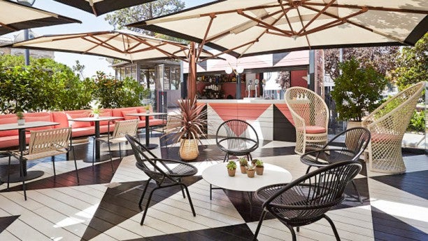 Decoración con mucho estilo en la terraza de Café Colón, en Madrid.