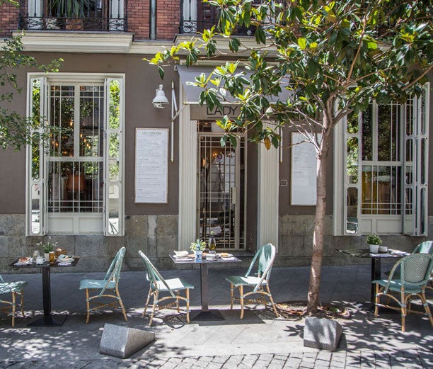 En el madrileño barrio de Las Salesas encontramos Lady Madonna, el restaurante ofrece una pequeña terraza con mucho encanto para probar sus deliciosos platos.