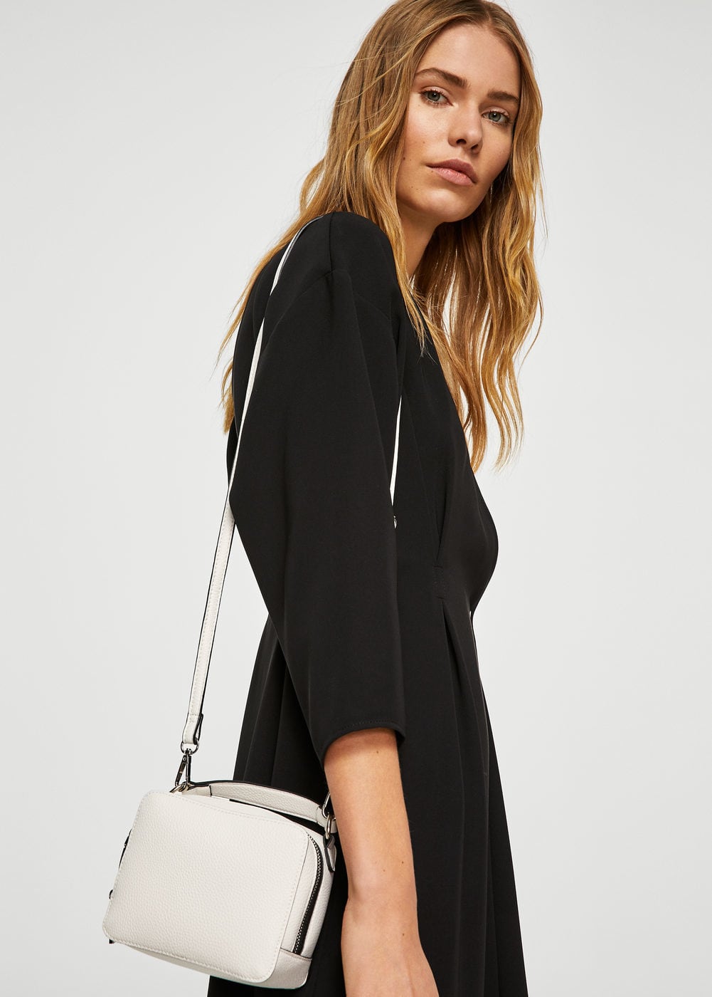 En blanco, y perfecto para llevar también como bolso de mano, en Mango (12.99 euros).