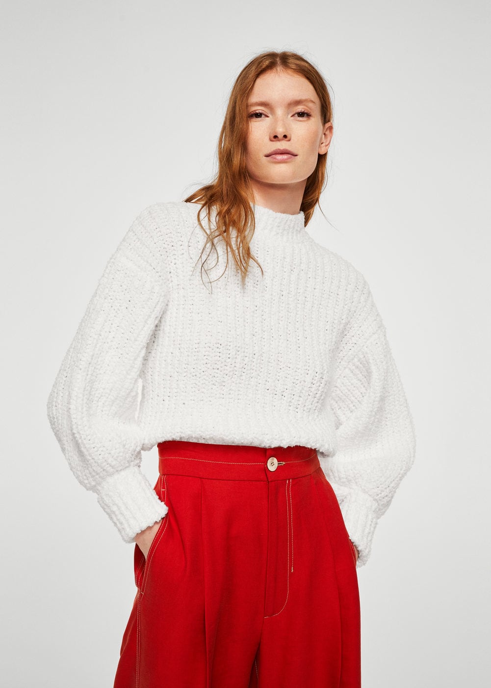 Jersey ancho con manga con volumen de Mango (39.99 euros).