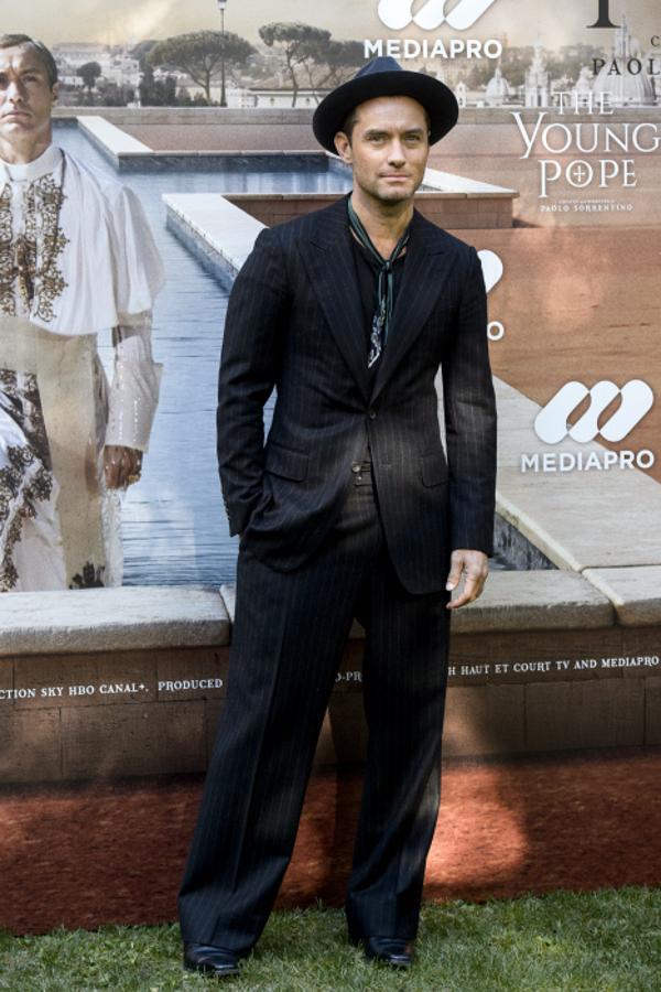 Ya pocos recuerdan la época en la que Jude Law era el perfecto guaperas con pinta de canalla. Lo malo es que no era solo la pinta y su aventura con la niñera de sus hijos mientras estaba en pareja con Sienna Miller dio la vuelta al mundo. Tiene cinco criaturas, algunas ya mayorcitas, tres con su pirmera mujer, otra con una modelo y una última pequeña, fruto de su relación con una cantante. ¿Seguirá aumentando la familia?