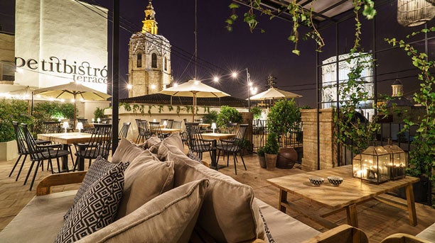 La terraza Petit Bistró está situada en el centro de Valencia y cuando anochece se convierte en un lugar con mucho encanto.