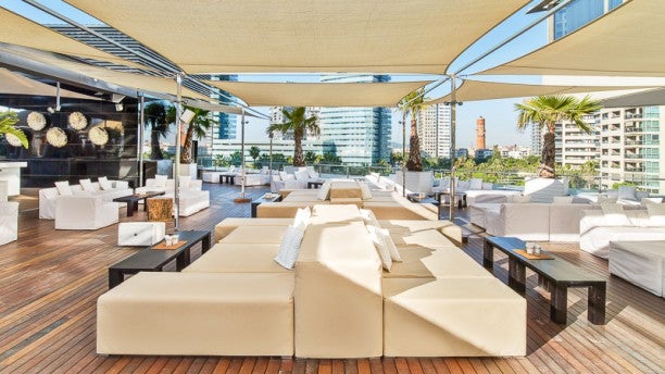 Ambiente minimalista en la terraza Puro Beach Bar Lounge de Barcelona. Tienes que probar sus deliciosos cóckteles.