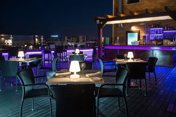 Una terraza con mucho encanto en pleno centro de Málaga. Está situada en el Hotel Salles.