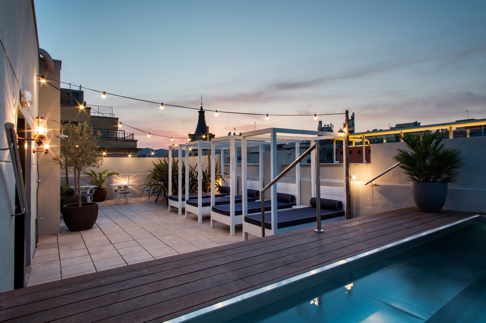 La terraza del Hotel Midmost es un oasis mediterráneo en el caluroso centro de Barcelona. Disfruta de una tarde en la zona chill out disfrutando de una gran variedad de snacks, divertidos zumos, refrescos o de uno de los magníficos cócteles elaborados especialmente por el barman del hotel.