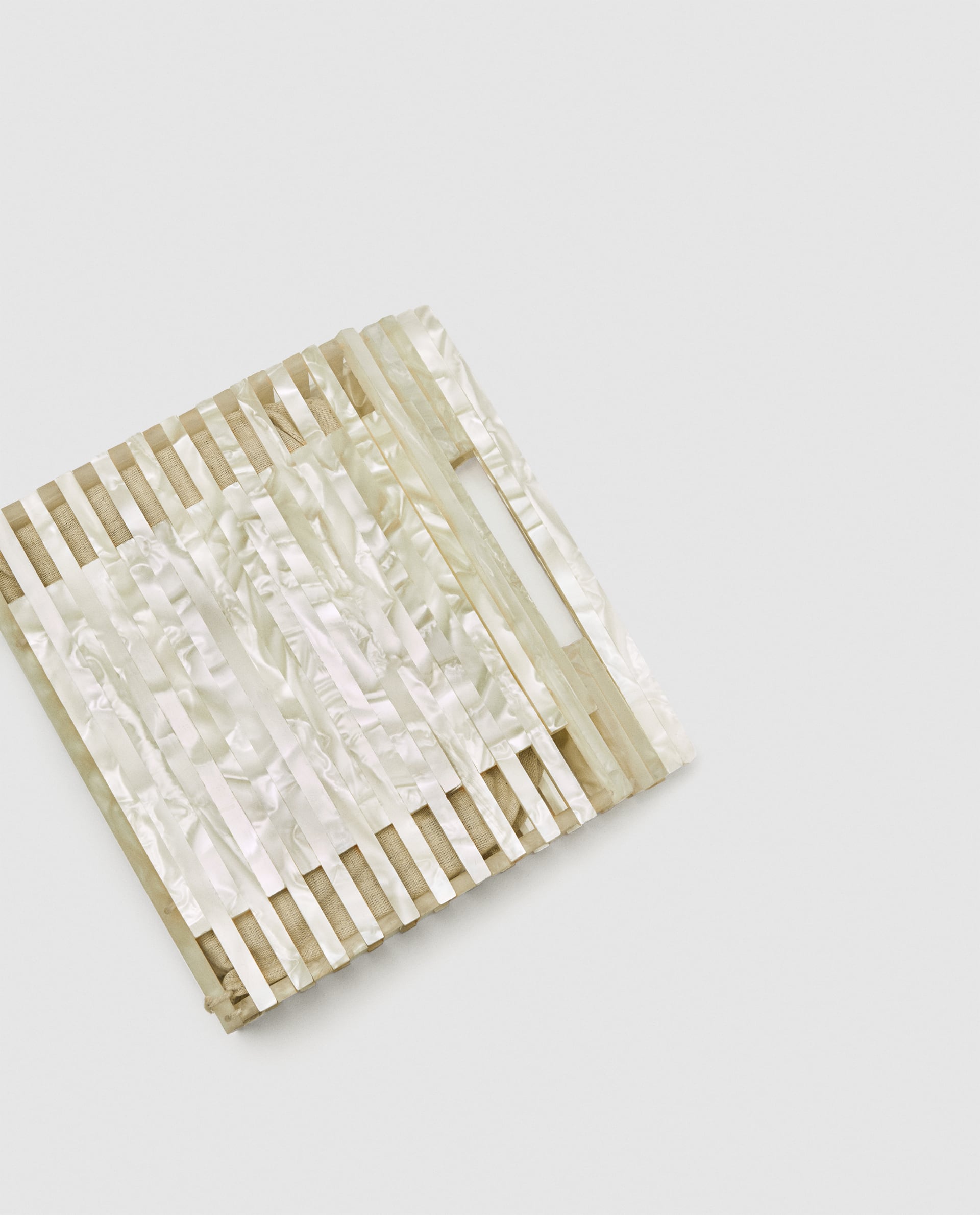 Clutch tipo nácar de Zara. Precio: 35 euros.