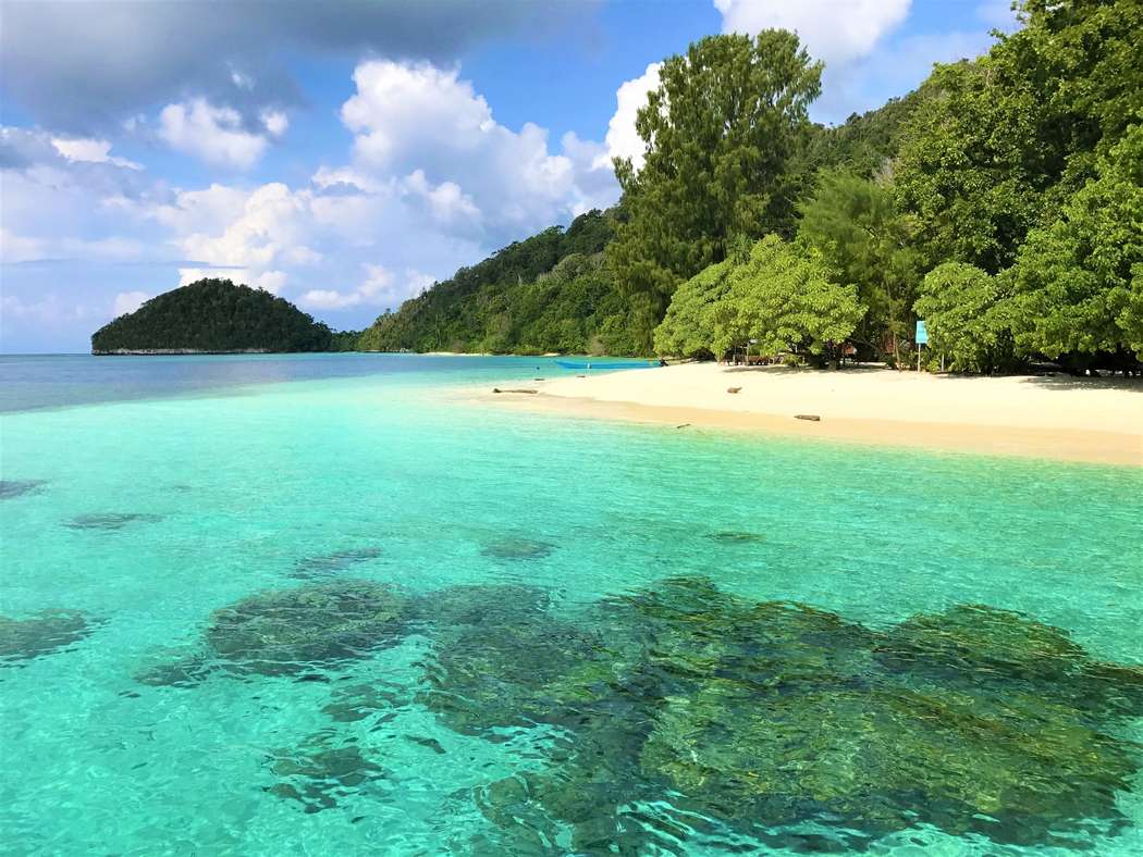 Esta pequeña isla, que apenas cuenta con 120 hectáreas, fue diseñada por una pareja británica cansada de dormir en hoteles en los que no se sentían como en casa. Gracias a ellos, perderte en una isla desierta con tu persona especial es un sueño que puede hacerse realidad.