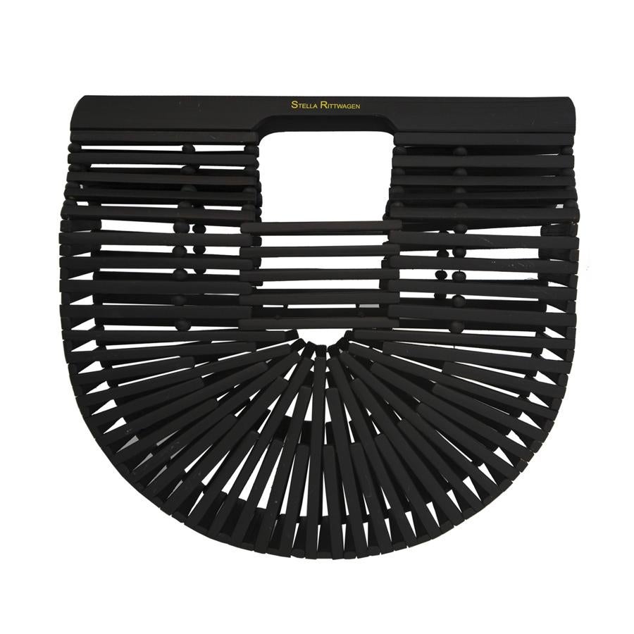 Clutch de bambú en color negro de Stella Rittwagen. Precio: 89 euros.