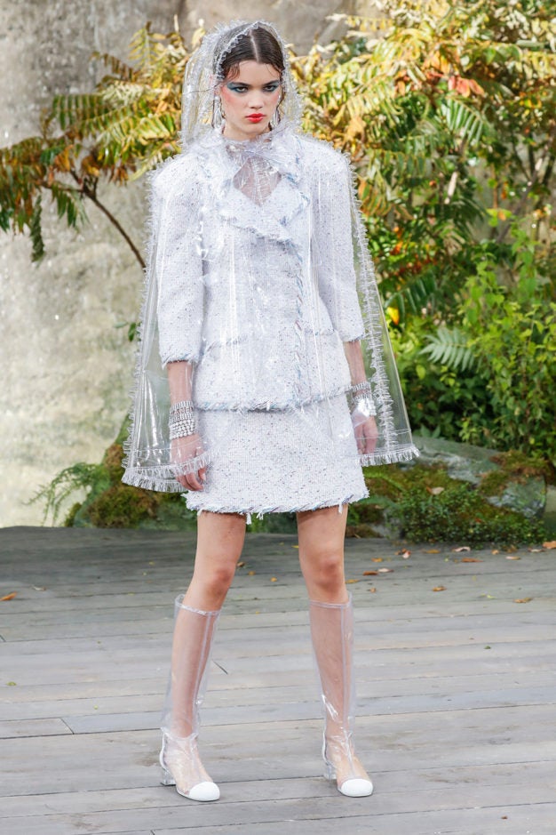 Chanel apostó por sobreponer chubasqueros transparentes a sus característicos trajes de tweed que, además, Karl Lagerfeld combinó con complementos como botas y sombreros de lluvia a juego.