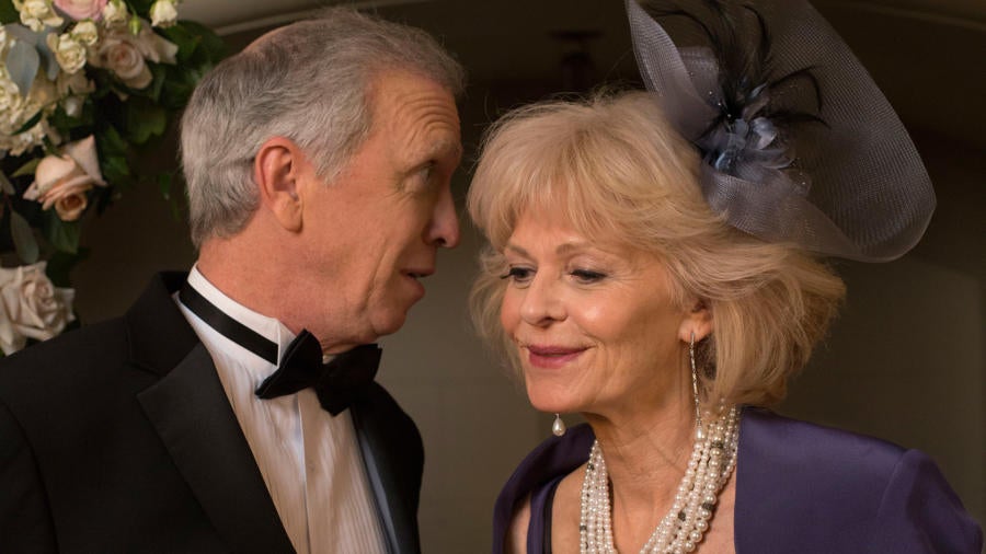 Los actores Steve Coulter y Deborah Ramsay como el Príncipe Carlos y Camilla, Duquesa de Cornwall.