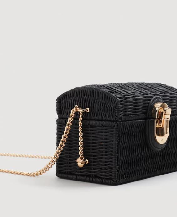 Cesta negra tipo cofre con cadena dorada de Mango. Precio: 29,99 euros.