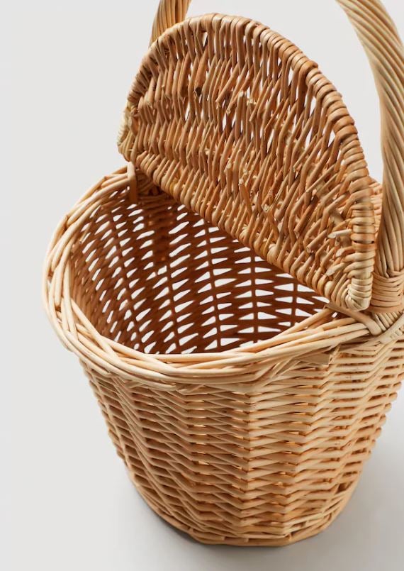 Cesta tipo Caperucita roja de Mango. Precio: 35,99 euros.