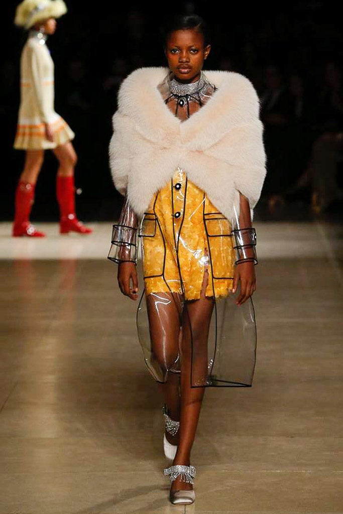 Miucia Prada ha hecho del chbasquero transparente una de las piezas clave de su colección otoño-invierno 2018.