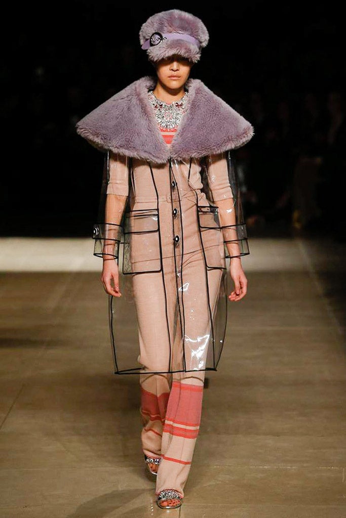 Otro maravilloso ejemplo de chubasquero transparente con cuello de pelo en el desfile otoño-invierno 2018 de Miu Miu.