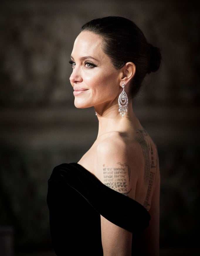 A la hora de recoger tu melena para una boda, una de las opciones más sencillas es el clásico moño de bailarina. Es elegante y lo puedes hacer tú misma. Angelina Jolie lo lució así.