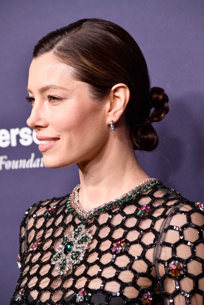 Las trenzas no solo sirven para peinados románticos, Jessica Biel lució este sofisticado recogido pulido, que llevaba una trenza. Minimalista y muy original.