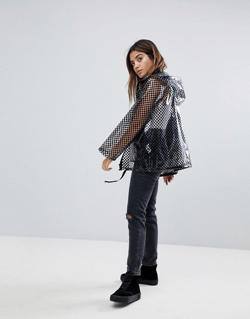 Asos nos propone este chubasquero transparente con estampado damero bicolor (57.99 euros).