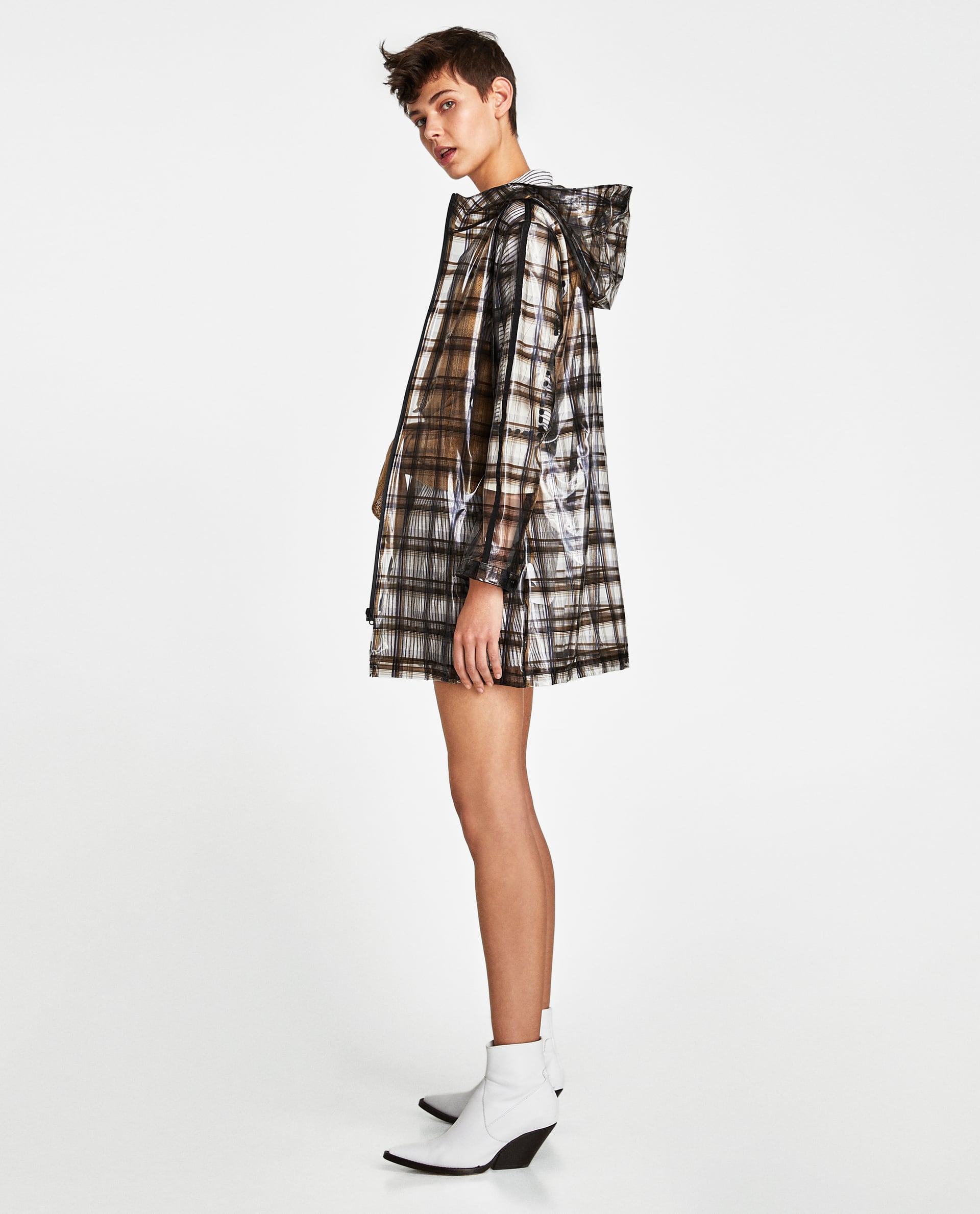 Estamos enamoradas de este chubasquero transparente con estampado príncipe de Gales de Zara (29.95 euros).