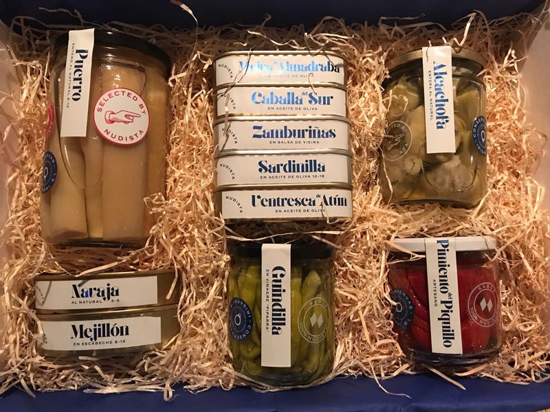 Conserva Nudista para este 19 de marzo ha preparado una selección especial de berberechos, navajas, puerro entero, alcachofa, ventresca de atún o melva de almadraba.