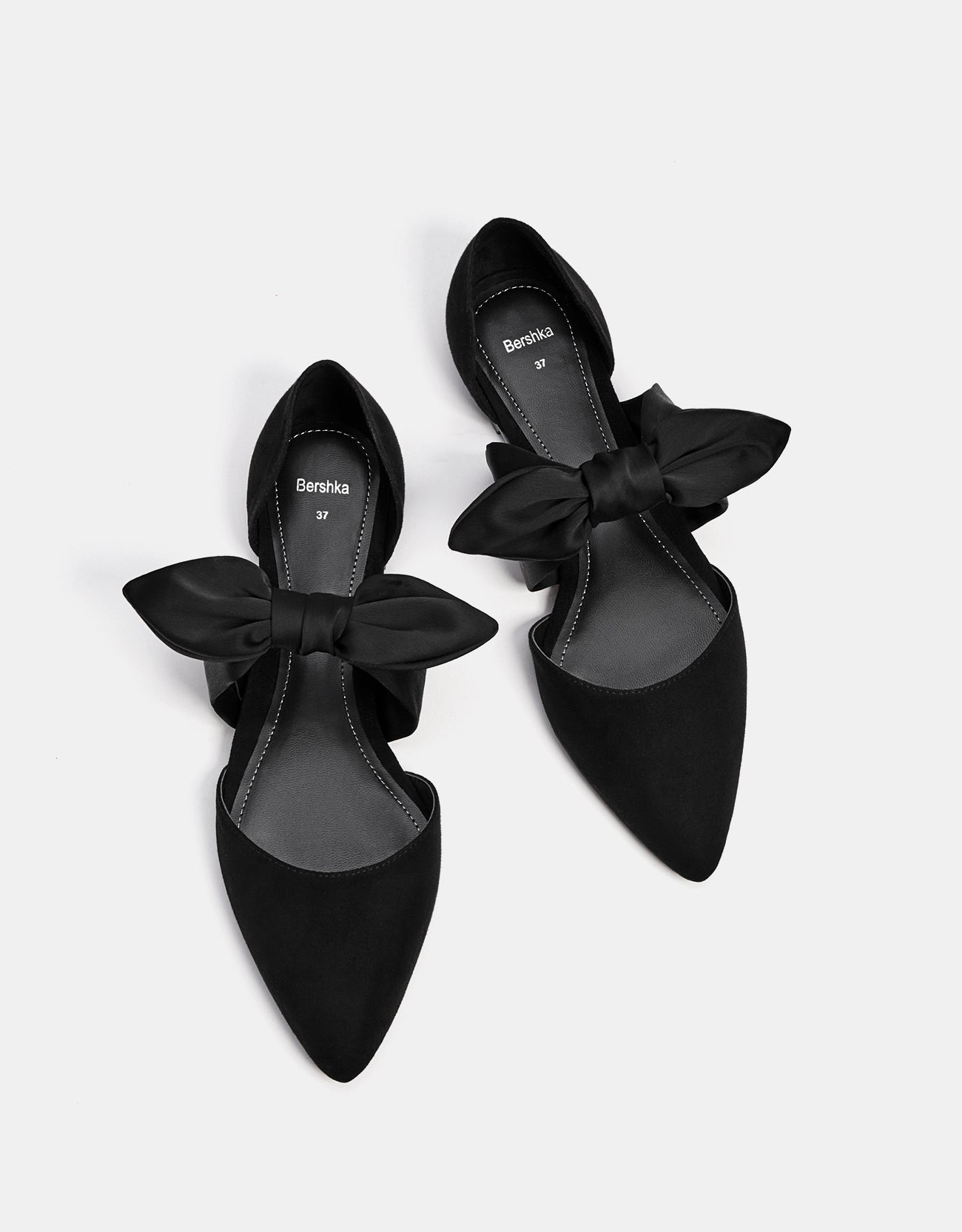 Bailarinas con maxi lazo de Bershka. ANtes costaban 19,99 euros y ahora 13,99 euros.