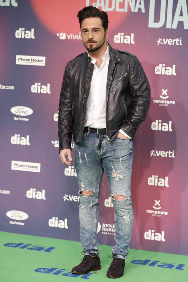 Con los constantes 'dimes y diretes' sobre su separación de Paula Echevarría, la aparición de David Bustamante era una de las más esperadas. El cantante ha posado con un look muy 'casual' y con su habitual simpatía en los Premios Cadena Dial.