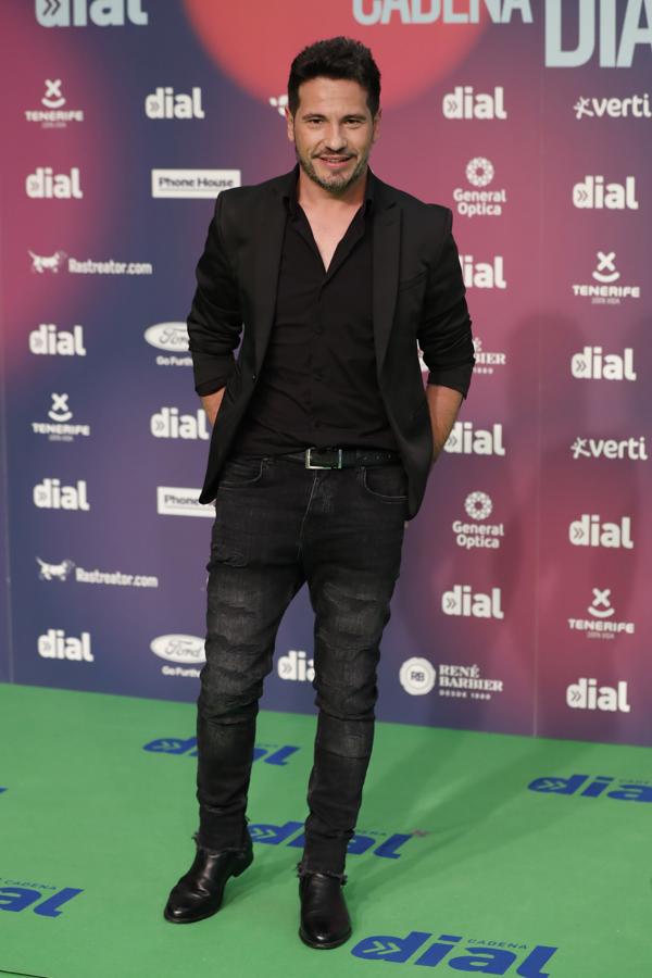 David de María, con look 'total black' con jeans desgastados.