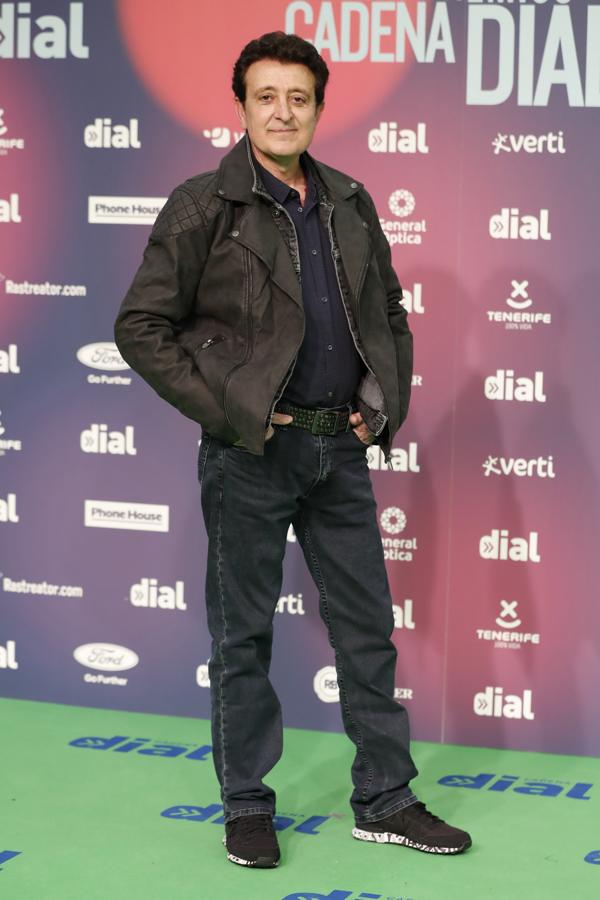 Manolo Tena, con un look desenfadado.