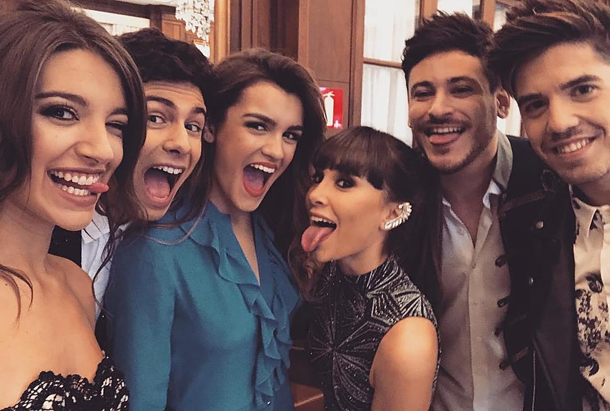 Ana Guerra ha compartido en Instagram una foto con sus compañeros Aitana, Amaia, Alfred, Cepeda y Roi, minutos antes de pisar la alfombra verde de los Premios Cadena Dial 2018.