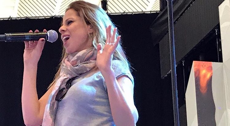 Pastora Soler  durante los ensayos de su actuación en los XXII Premios Cadena Dial.