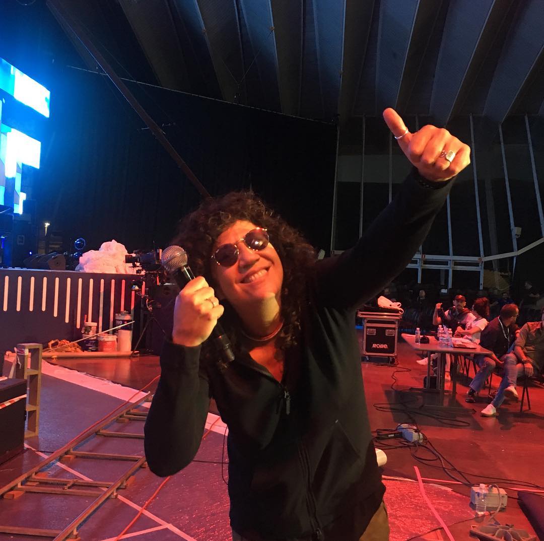 Rosana, muy divertida durante los ensayos de la XXII Gala de los Premios Cadena Dial.