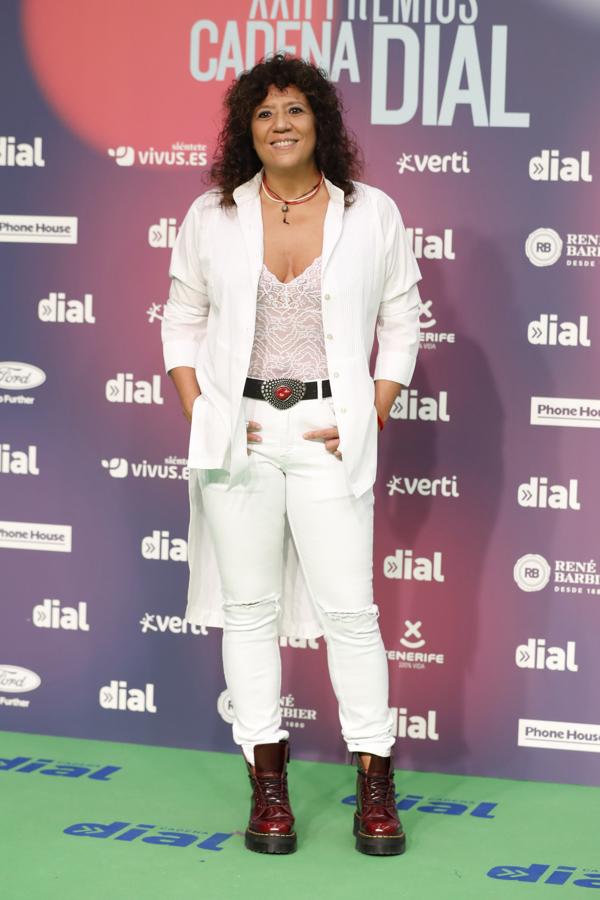 Rosana, con un look 'total white' combinado con botas tipo militar en burdeos.