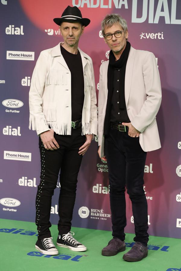 El mítico dúo Tequila, muy conjuntados de negro y blanco.