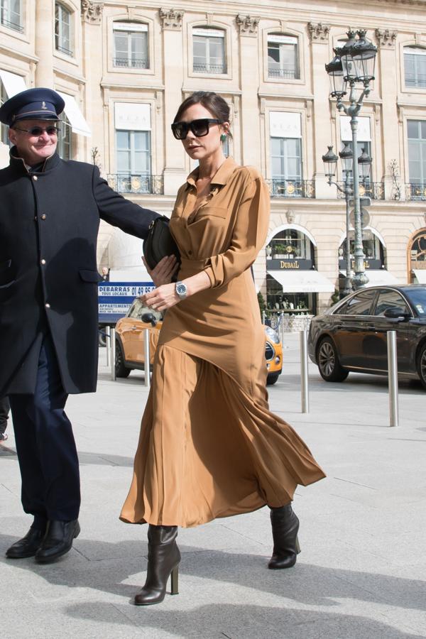 Victoria Beckham hace triplete esta semana y cierra la selección con este look en bloque en color camel durante su visita a París.