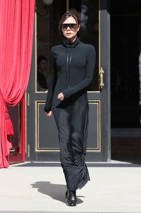 Nos hemos enamorado de este look 'total black' de Victoria Beckham, con un original vestido de inspiración 'sporty' con falda plisada.